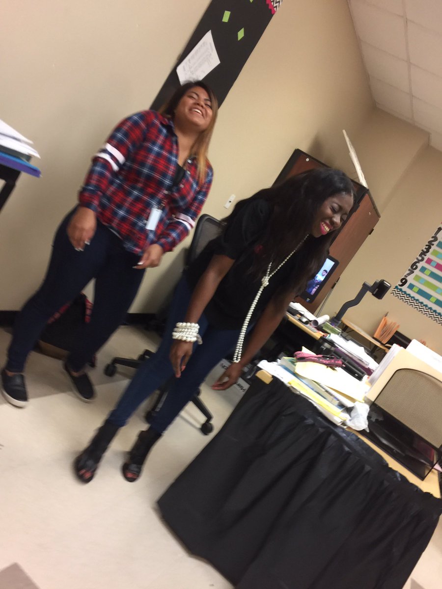 _lovelyCarlee's tweet photo. The coolest teacher with the coolest students ๐๐#PersonalityShots https://t.co/jO2DikjSge
