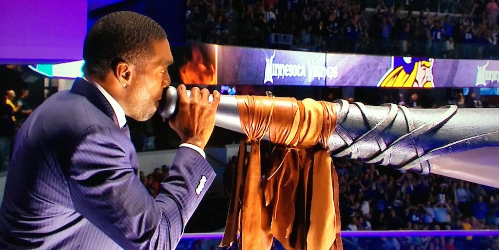 theScore's tweet photo. Future Hall of Fame wideout Randy Moss sounds Gjallarhorn ahead of #NYGvsMIN on #MNF. https://t.co/jPcGUGXhmi https://t.co/SCUxjLJgBK