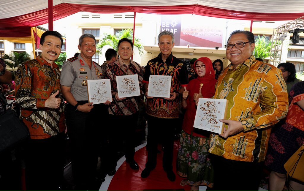 MenterikopUKM <a href="/Puspayoga/">puspayoga</a> mewakili Presiden <a href="/jokowi/">Joko Widodo</a> meresmikan acara Pekan Batik Nusantara 2016 di Pekalongan