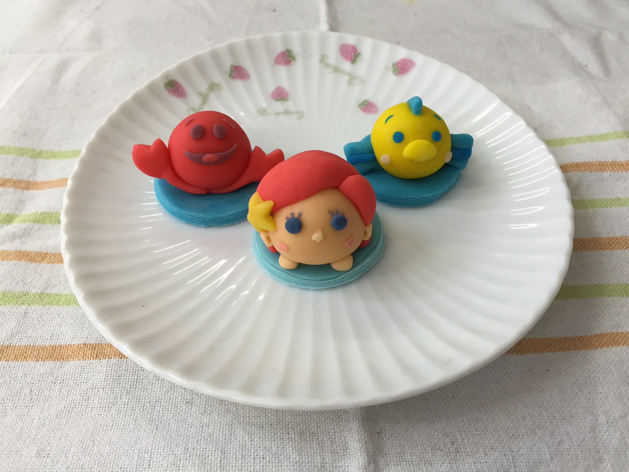 せーやパティシエ この前キャスで作ったマジパンたち ツムツムのアリエル ケーキのイラストもアリエル 艸 去年はドアップのアリエルの絵を書いた子のケーキ Ch ほんとにアリエル好きなんだなぁ そして弟の同級生 笑 T Co