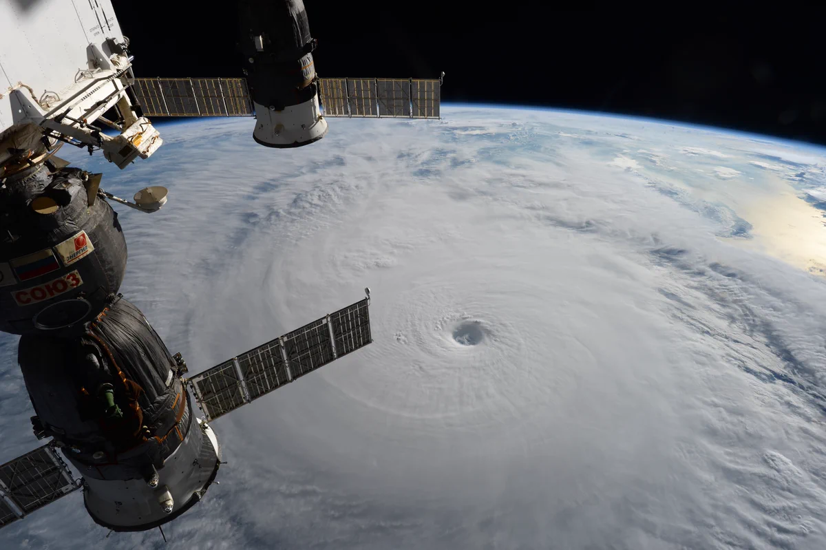 多くの人が実際に見ることができない！宇宙から見た台風がすごいｗｗｗ