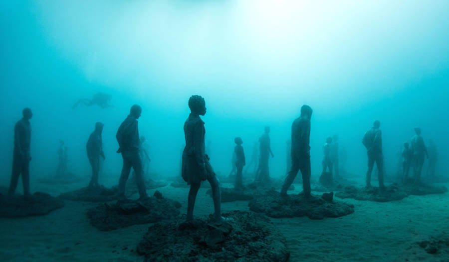 fubiz's tweet photo. Underwater Museum Installation in Lanzarote Featuring Human Sculptures https://t.co/JV9LANkHDe https://t.co/ALxEILpCbv