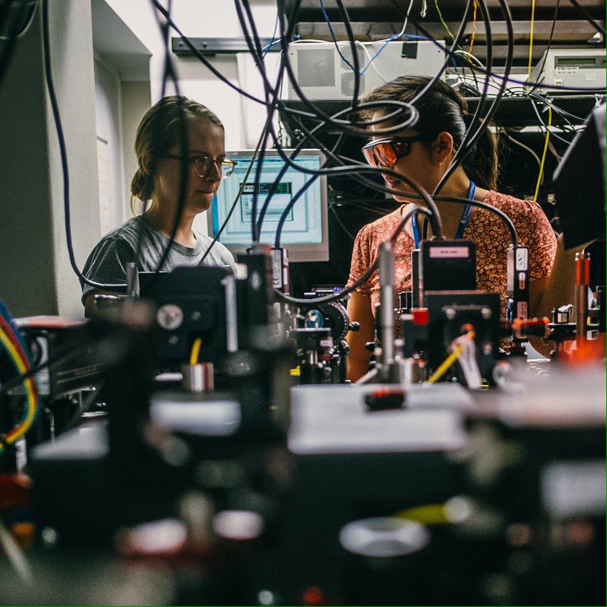 PaleBlueSam's tweet photo. The amazing @LaRah412 patiently explaining how to create single photons to a theorist 〰 @ARC_EQuS @UQ_News #quantumsnaps 📸@PatrickSelf https://t.co/yfOFjuNowd