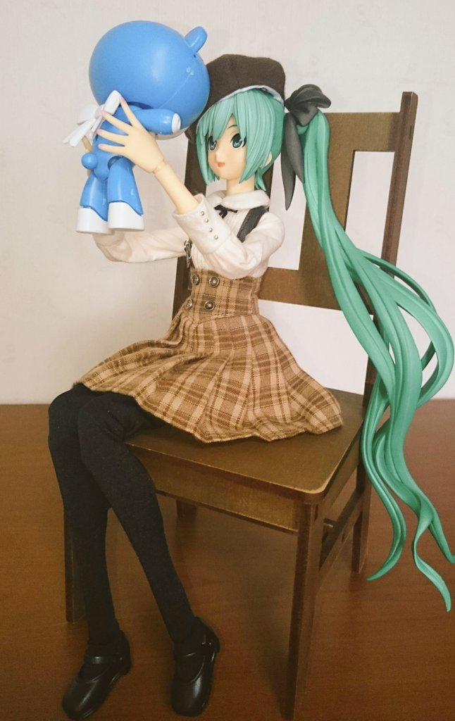 #うちのこかわいい 
プチッガイが気に入ったミクさん。
可愛がってあげています。
ミク「この子本当に可愛いですね!...でも...」

...後ろ姿がどっかのネコ型ロボットに似ているような、そんな疑惑を持ちながら...
気にしちゃダメよ...(・ω・`) 