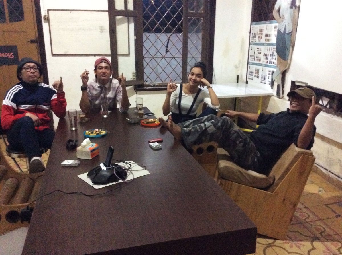 pidibaiq's tweet photo. Rumah The Panasdalam, semalam, ditamui Tika Bravani, Adipati Dolken dan kemudian menyenangkan. Silakan, datang siapa saja. https://t.co/MPYujwgkoj
