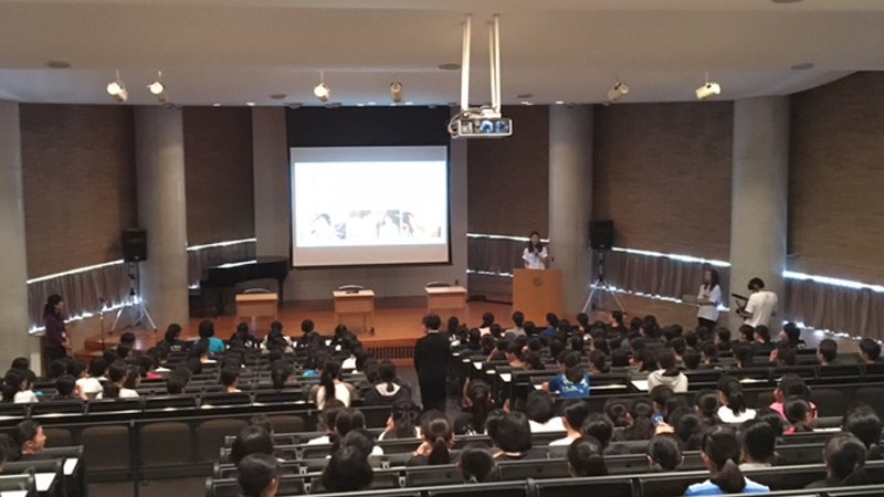 Dove_JP's tweet image. いよいよ始まったDove Day 2016 1日目♪
まずは洗足学園の中学2年生・250名のみなさんに、「大好きなわたし 〜Free Being Me〜」ワークショップの趣旨を説明。みなさんの顔に期待感が溢れています。  #DoveDay #自己肯定感