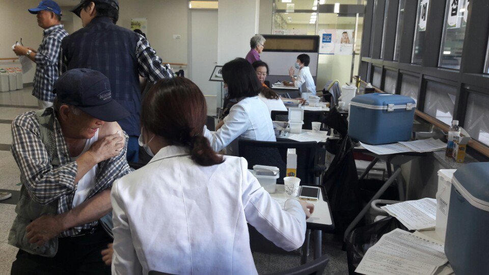 오늘부터 어르신 독감 예방접종이 시작되었습니다! 
*만75세 이상:10월4일부터
*만65세~만74세:10월10일부터
#성남시 시민은 만60세부터 접종이 가능하다는거!
지정 병의원 또는 보건소로 오세요~^^