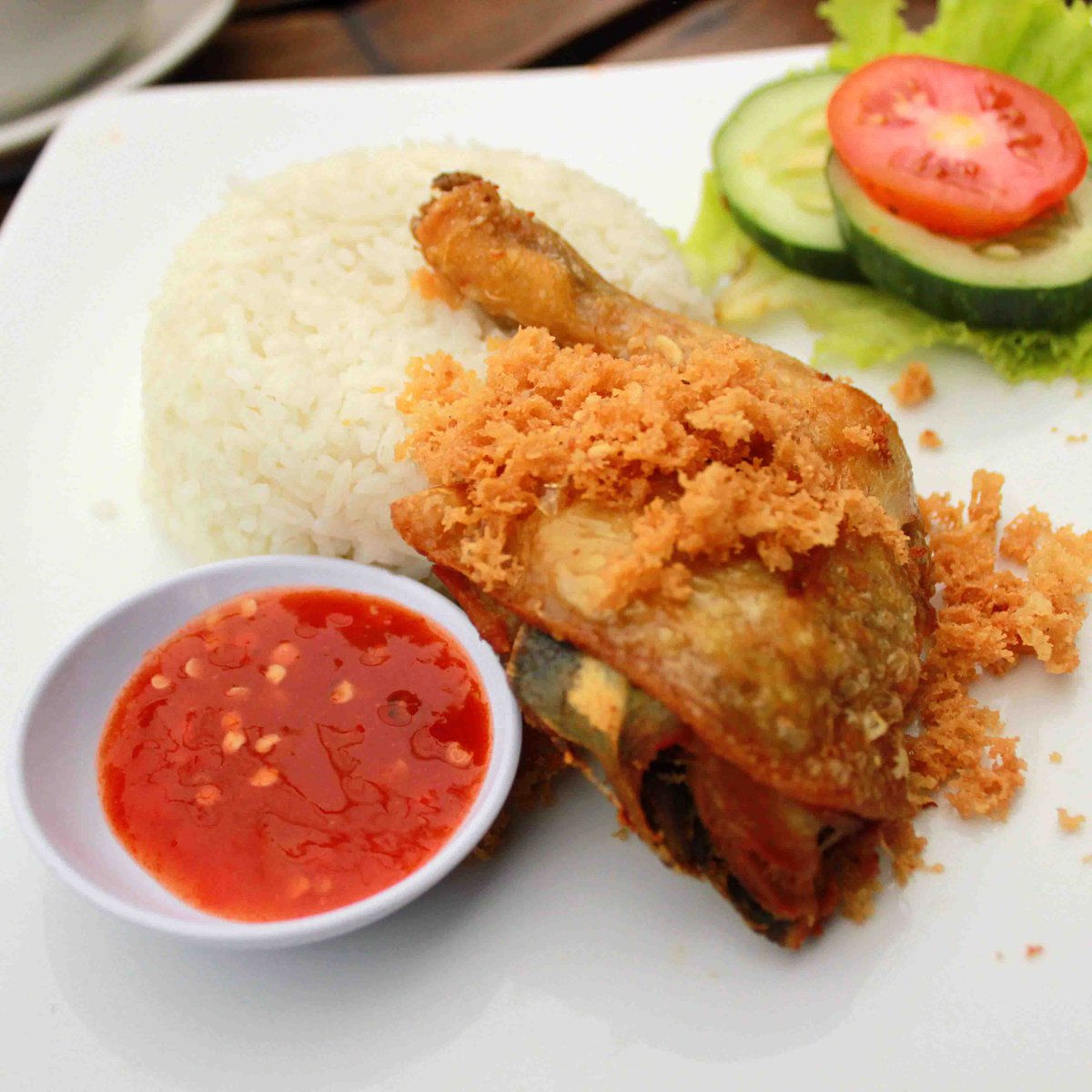 Bingung mau makan siang pake apa? Alive Fried Chicken ajaa!! Kerenyahan ayam goreng dengan nasi hangat dan sambalnya dijamin puasin lapermu