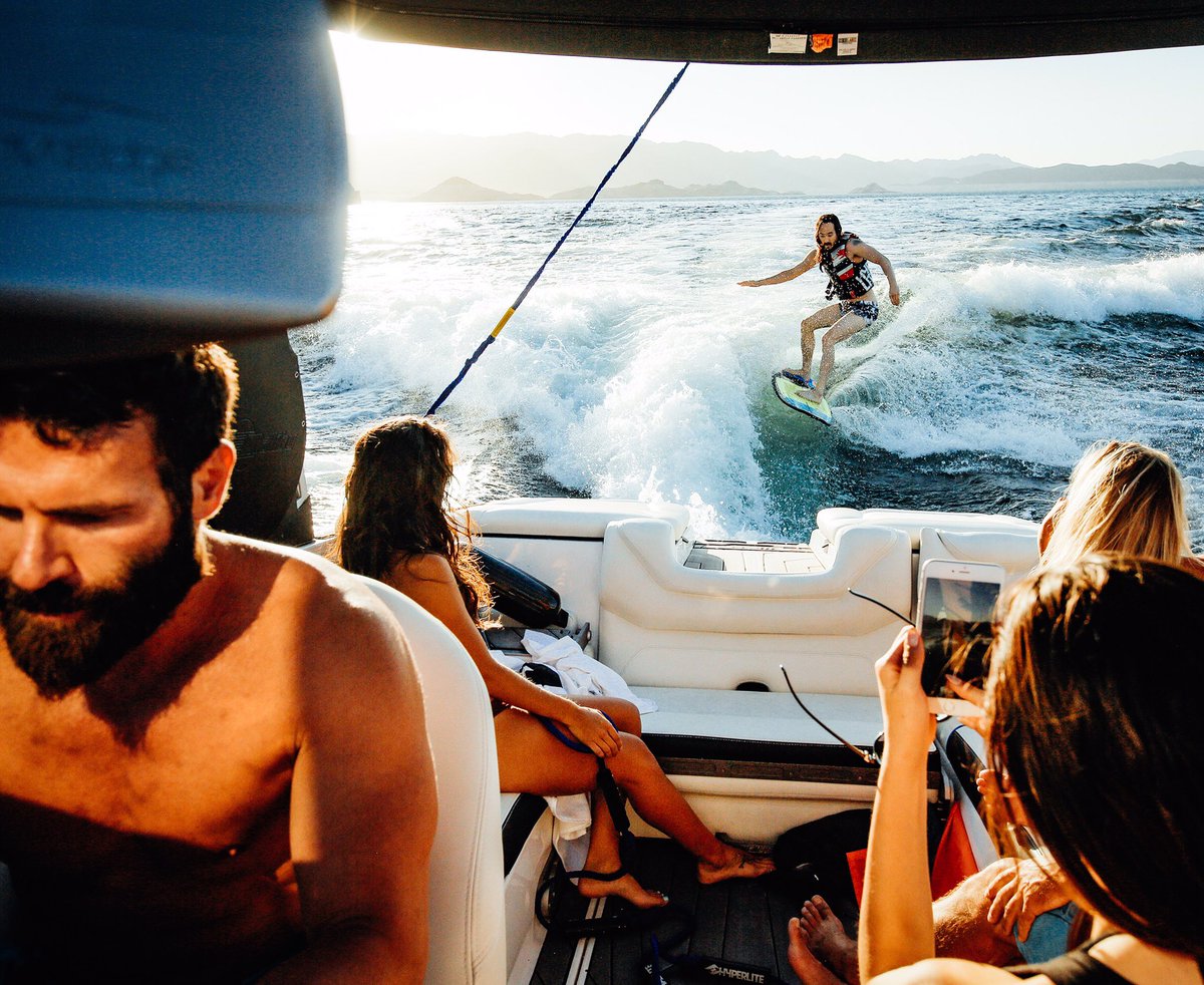 My first time at Lake Mead thanks to @danbilzerian taking me out on his boat so I can catch a few lake waves. 🏄🏻🏄🏻🏄🏻 https://t.co/w3TGXgY7L5