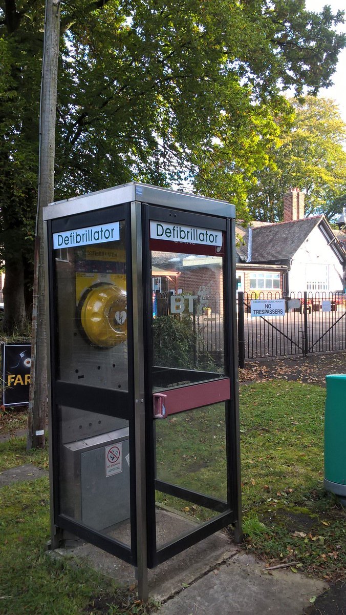 NWAmb_CRTNick's tweet photo. New community public access defibrillator outside Capenhurst Primary school, Capenhurst .@Go_CheshireWest @ChesterChron @NWAmb_Resus_CM https://t.co/XTWwCuRFDE