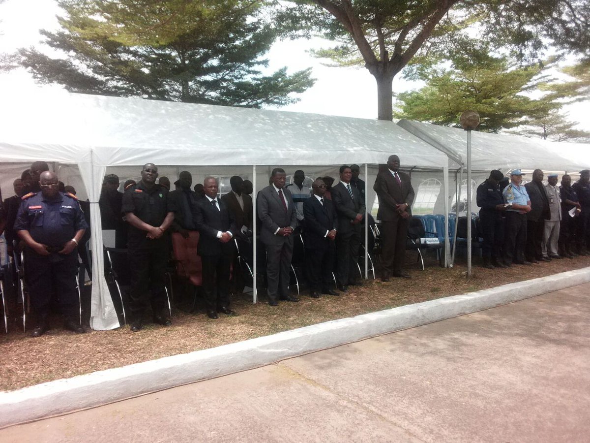 pascal_mulegwa's tweet photo. Au QG de la police, membres du gvt et CG de la police rendent hommages aux 4 policiers décédés lors d'émeutes du19- 20 sept dernier. #RDC https://t.co/CkiyJWl23W