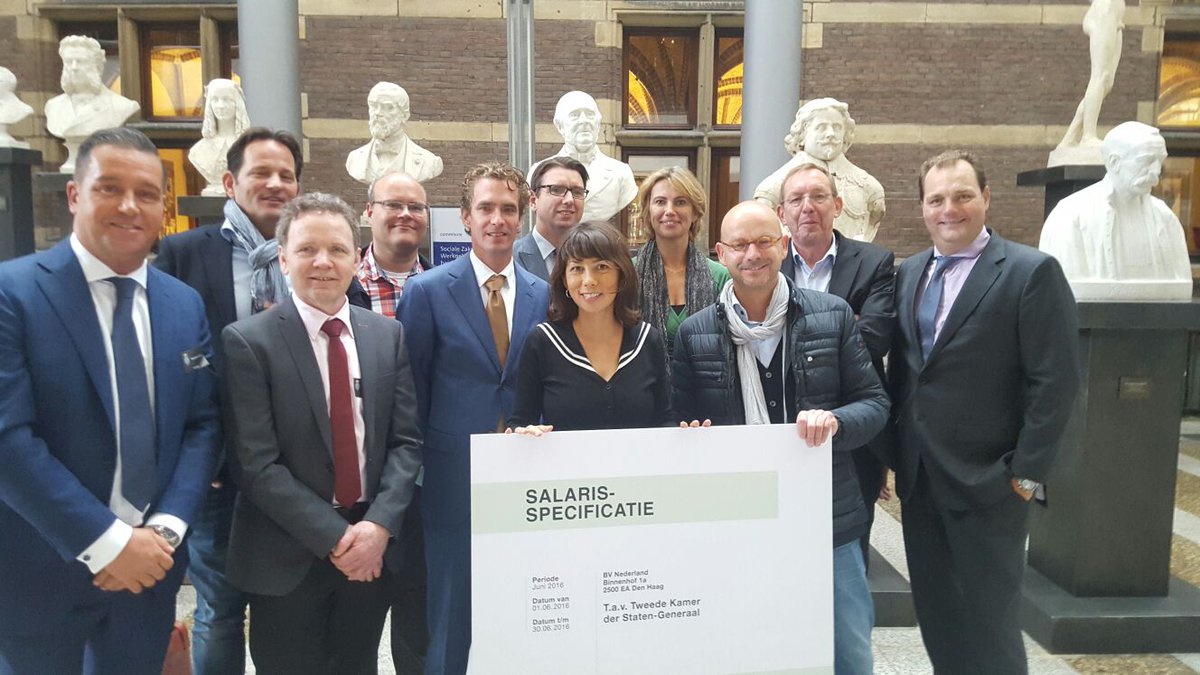 <a href="/WePayPeople/">WePayPeople</a> in Tweede Kamer! Petitie aanbieding aan <a href="/bvantwout/">Bas van 't Wout</a> @roosvermeij <a href="/svanweyenberg/">Steven van Weyenberg</a> <a href="/meilivos/">Mei Li Vos 💙💛❤️💚</a> <a href="/paululenbelt/">Paul Ulenbelt</a> wepaypeople.nl/blog/algemeen/…