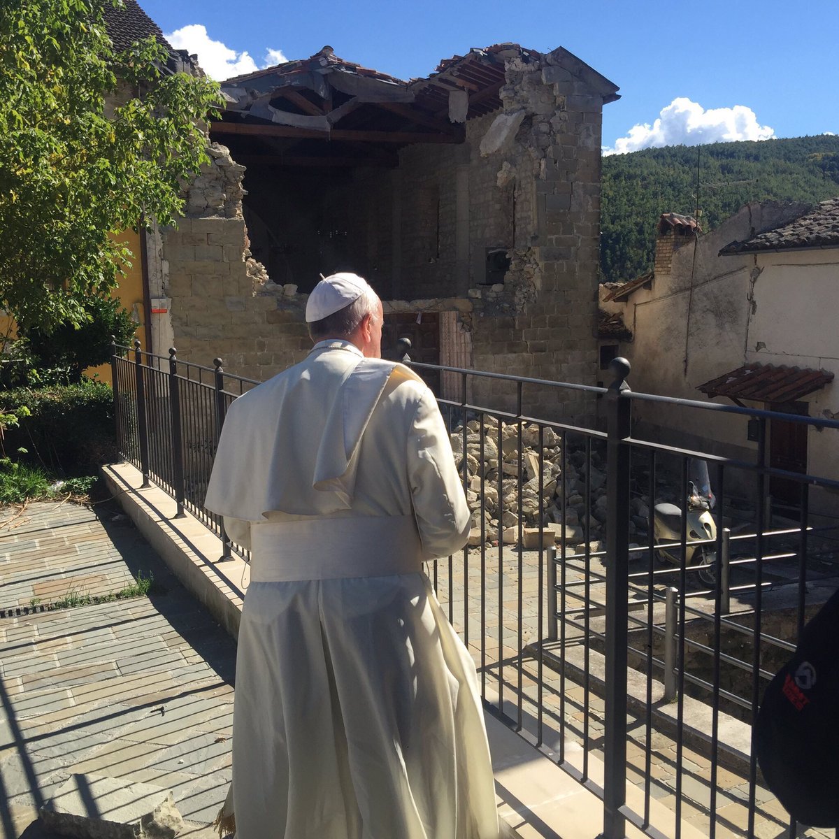 RichRaho's tweet photo. On Assisi's Feast, Francis arrives among the ruins. #Amatrice #Accumoli https://t.co/vqF6iOe9bi