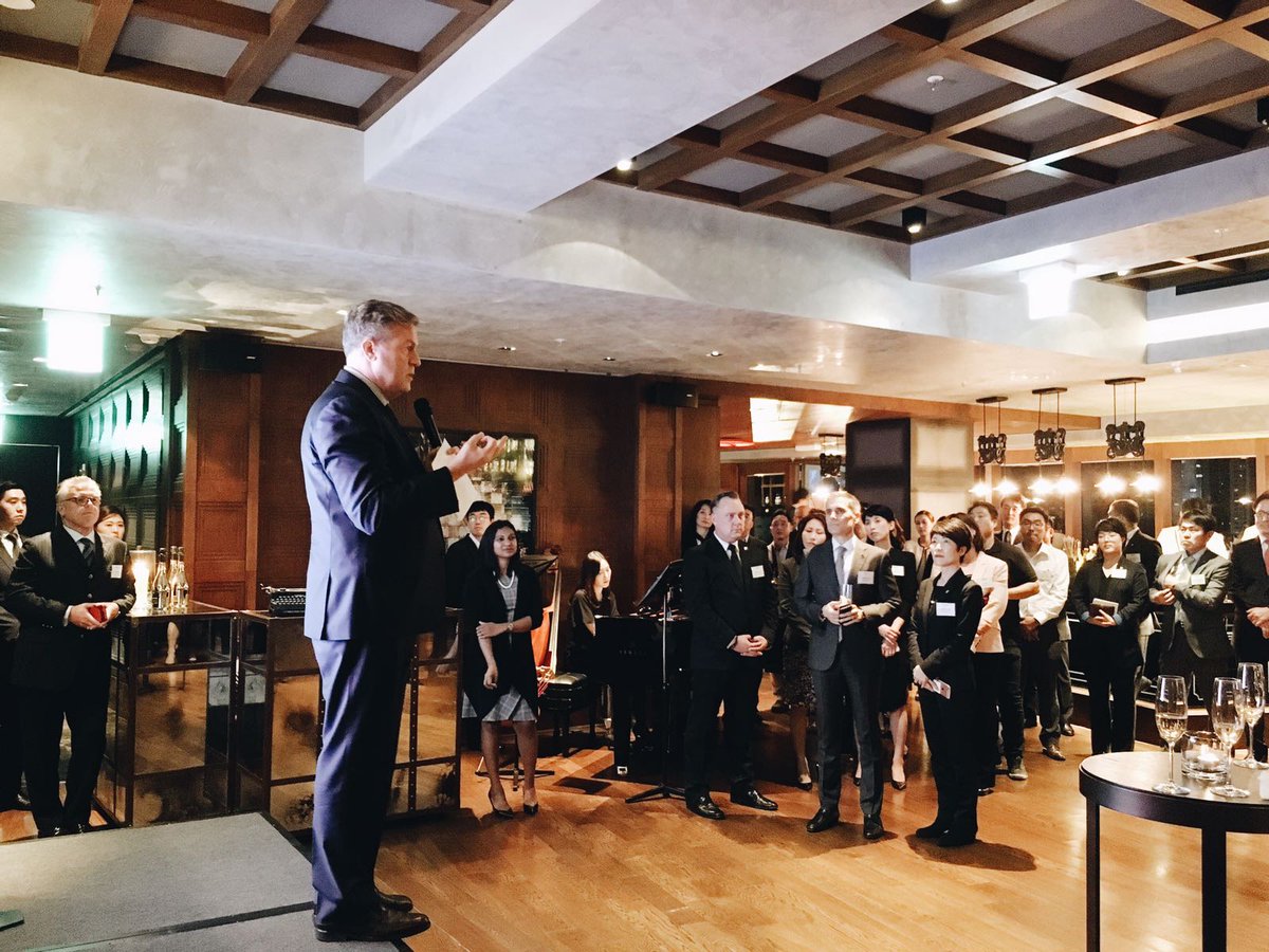 I told assoc. at <a href="/JWMARRIOTT_DDM/">JWMarriottDongdaemun</a> that #TogetherWeAreBetter: we're like Man U &amp; Man City, if we combine forces we can achieve greater goals.