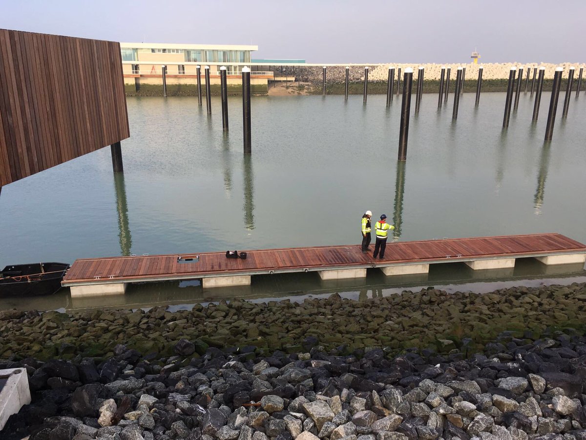 De eerste steiger wordt geplaatst in de jachthaven #CADZAND-Maritiem