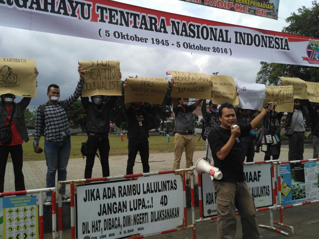 Aksi jurnalis Purwokerto mendesak Panglima TNI memecat anak buahnya yg melakukan kekerasan thd jurnalis. @AJIIndo <a href="/suwarjono/">suwarjono</a> <a href="/arfibambani/">Arfi</a>