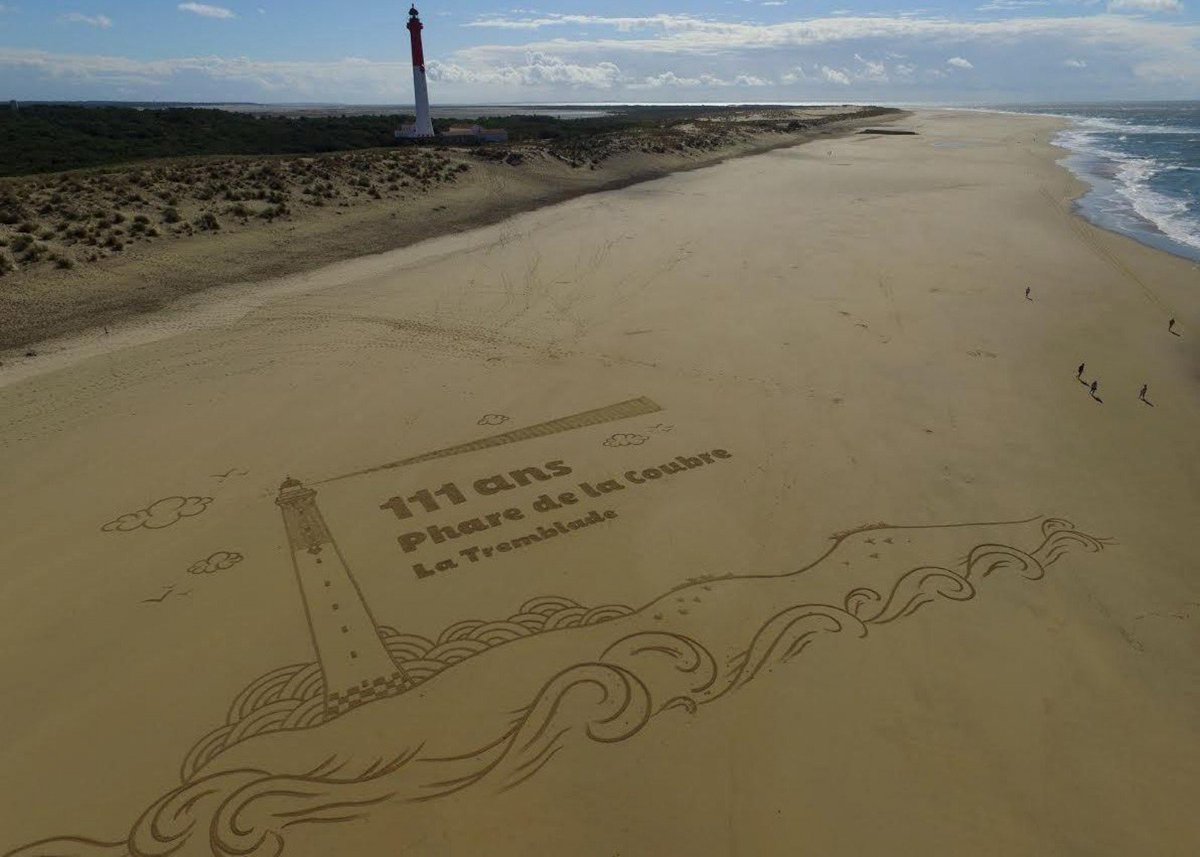 SO_LaRochelle's tweet photo. Charente-Maritime : une oeuvre sur sable pour les 111 ans du phare de la Coubre https://t.co/ROwPic4KhW https://t.co/TwLNlA9OAL
