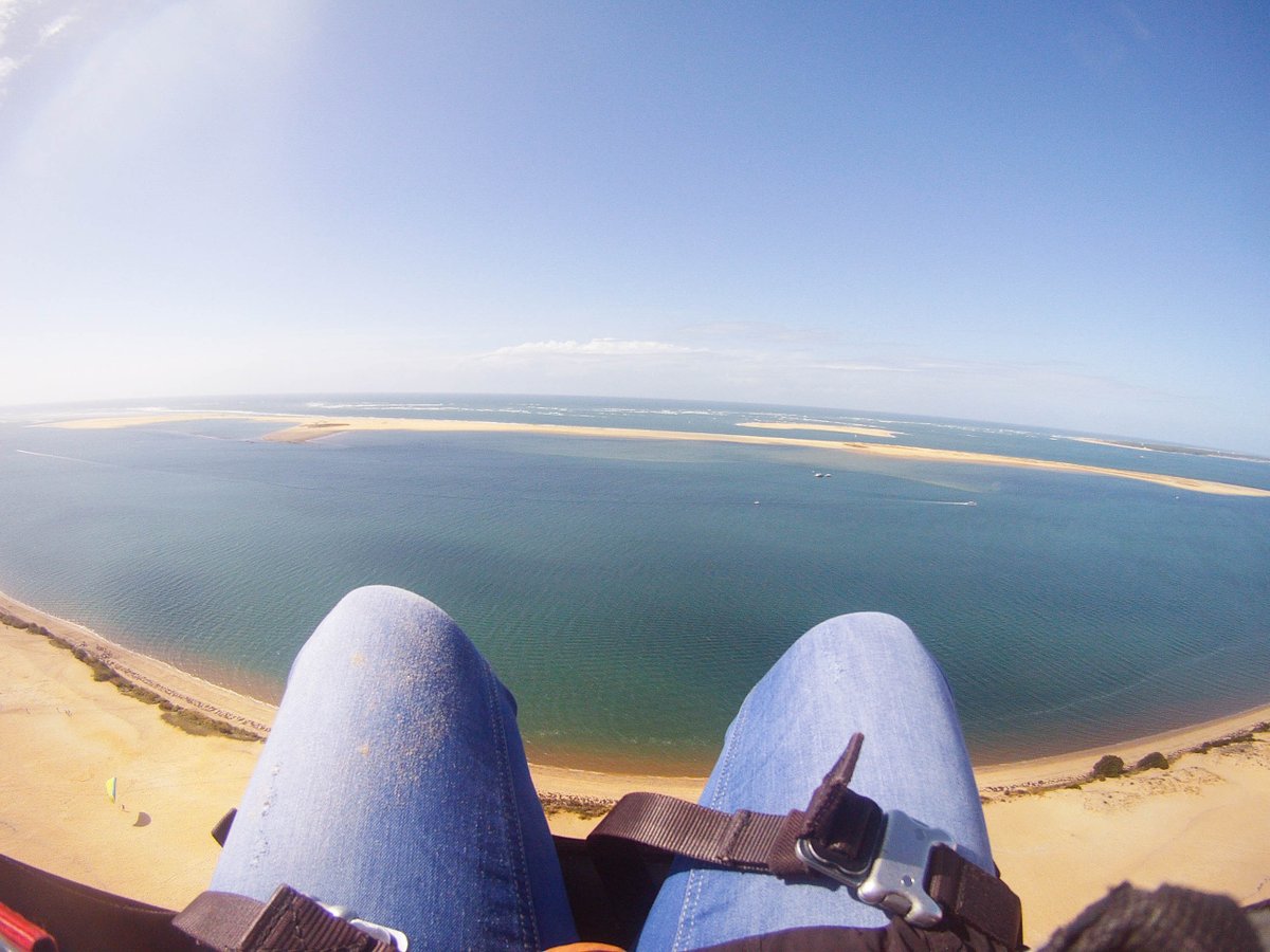 traveletsmile's tweet photo. #bassinarcachon best place ever for #paragliding with #waggaschool @EspritBassin i recommand it for sunshine, ocean and @laduneduPilat https://t.co/VvtfMUDNJW