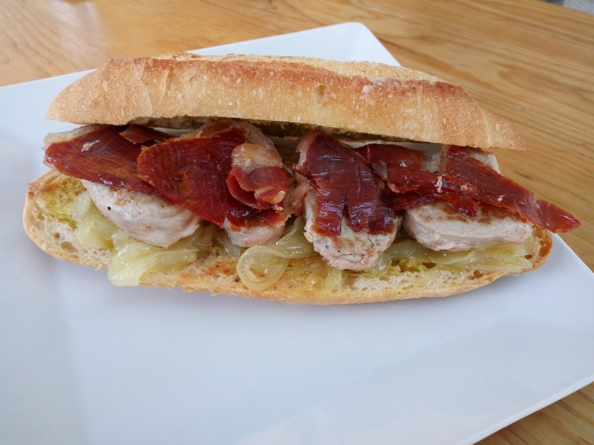Nuestros almuerzos: Bocata de solomillo de cerdo con cebolla y jamón ibérico #producto #calidad