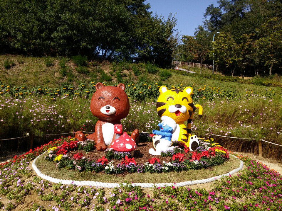 makia0306's tweet image. #성남시 #도촌동 어울림정원(도촌 파출소 옆)이 16.10.06. 개장식을 개최합니다. 보기 흉하던 빈 땅에 꽃을 심느라 고생 하신 유관단체 및 많은 주민 분들께 감사드리고, 도촌동 주민들의 쉼터로 이용되었으면 좋겠습니다 ^^