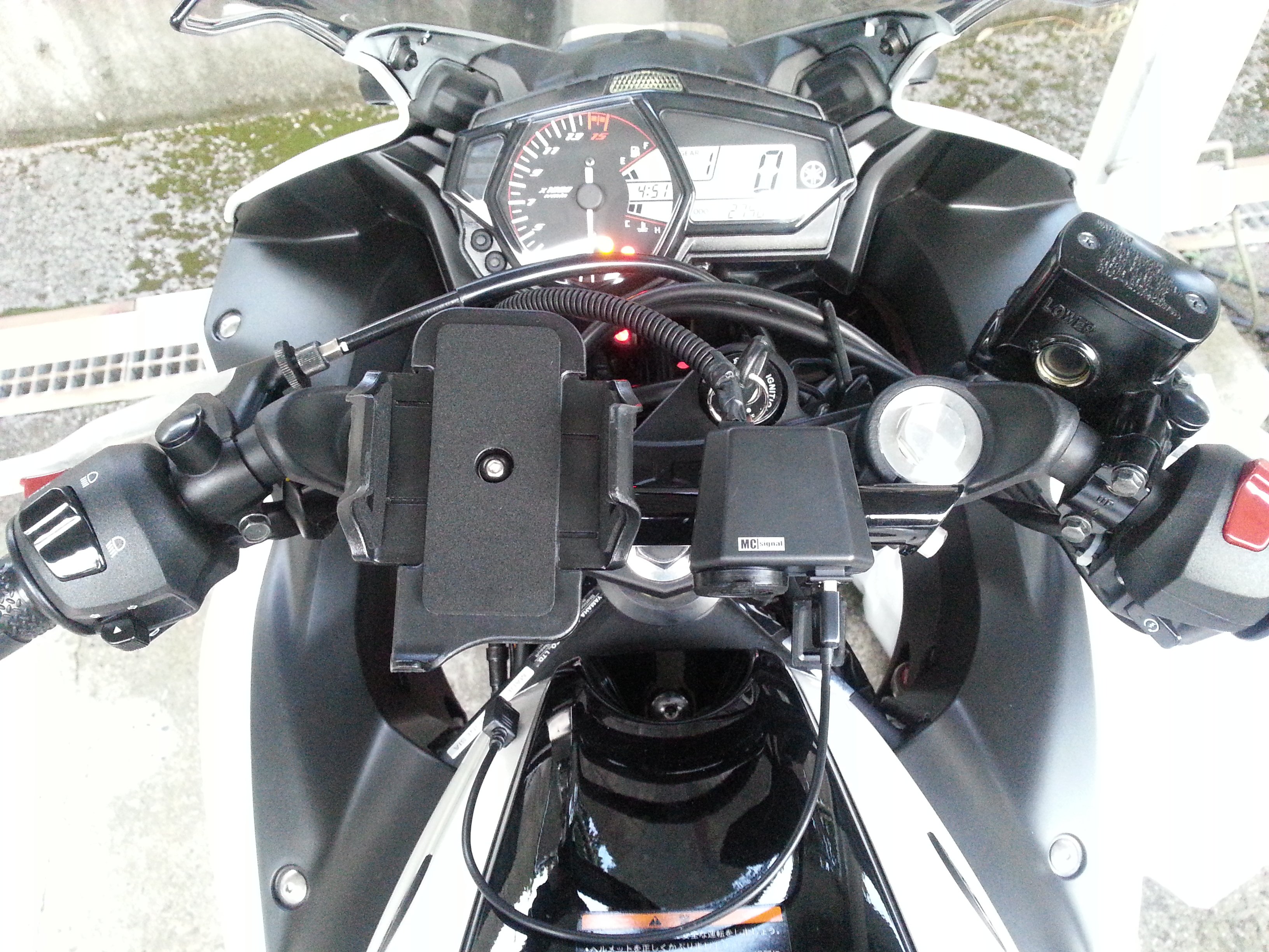 ぱた Yzf R25 R25にusb シガソケ電源とスマホホルダーを取り付けた これでようやくスマホをナビ代わりに使えますな ー ﾆﾔﾘ T Co Ipaowieb4s Twitter