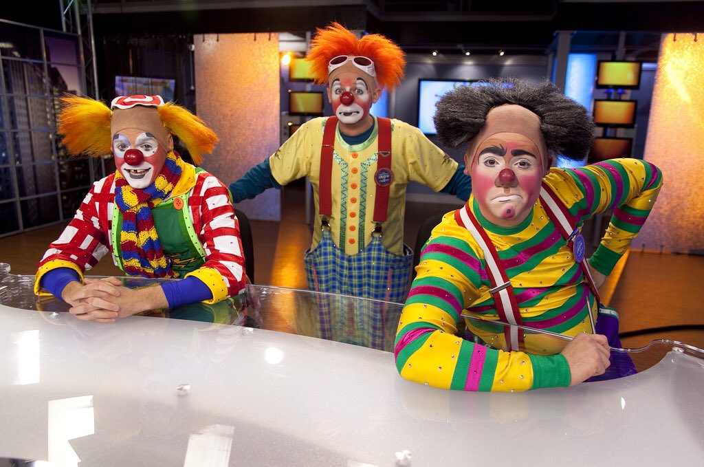 There three clowns at the. Клоун в цирке. Три клоуна. Клоуны несколько. Беседа клоунов.