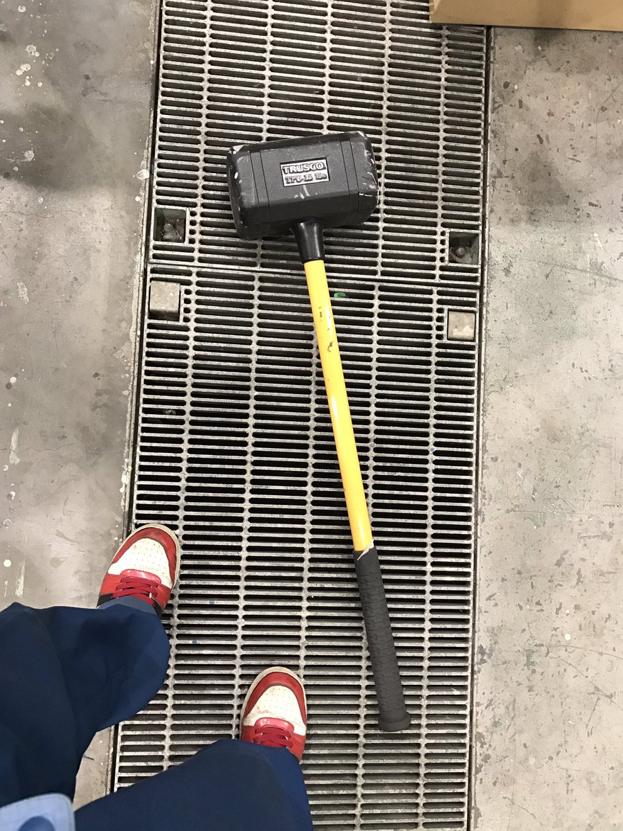 へび 故郷へ帰郷 در توییتر シージやりすぎ人間には これは もはやブリーチングハンマーにしか見えない 疲れからか 振り回したくもなる 虹6 レインボーシックス R6s スレッジ