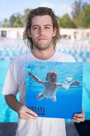baya_iyi's tweet photo. 25 yıl sonra... Nirvana Nevermind albüm kapağındaki bebek 👶🏼🎸👨🏼🤘🏻 https://t.co/ChPxySRFZM