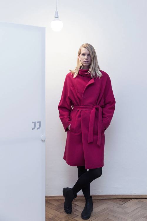 almassygroup's tweet photo. Enjoy autumn colors with designer coat made by Jaroslava Jindrakova #jindrakova #fashion #england #uk #autumn #zechmade #cz #coat #luxury https://t.co/xlKwoL8krg