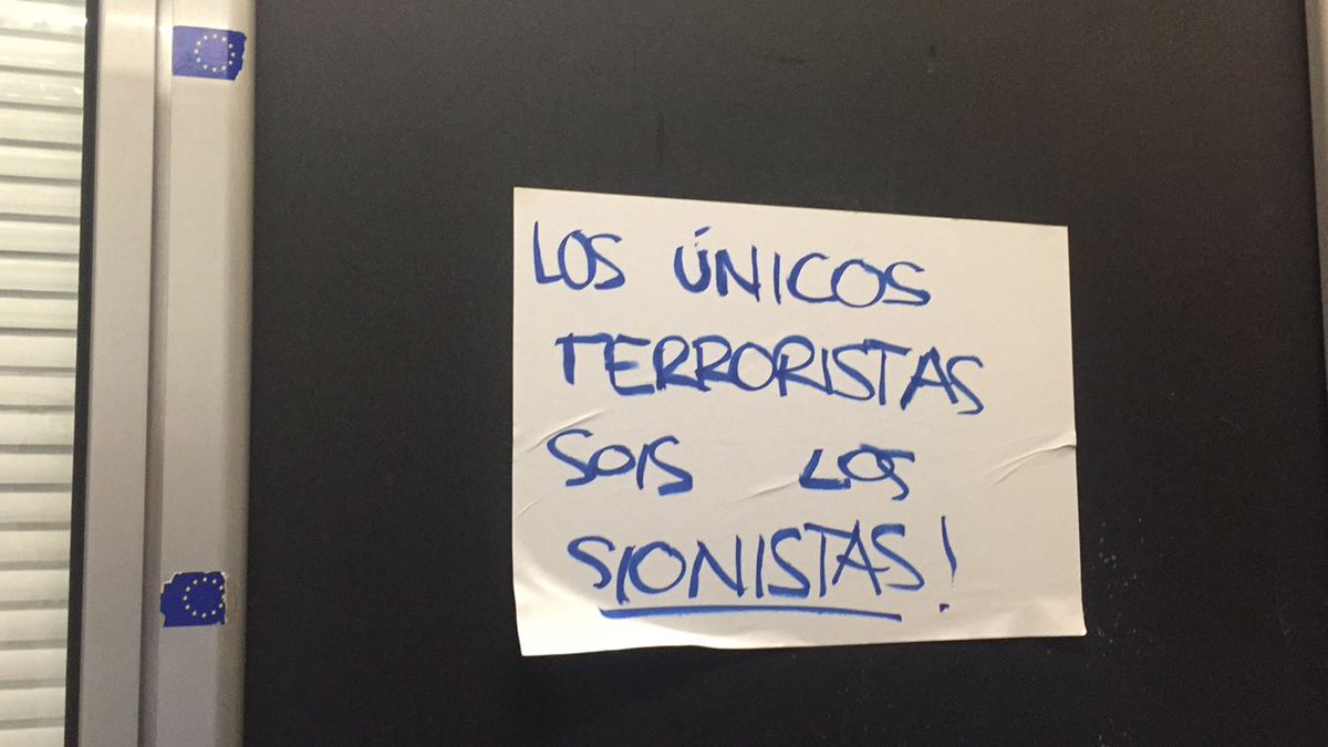 Condenamos el ataque contra nuestro espacio en la UV por aquellos que odian la libertad de expresión y las opiniones contrarias. Seguiremos!
