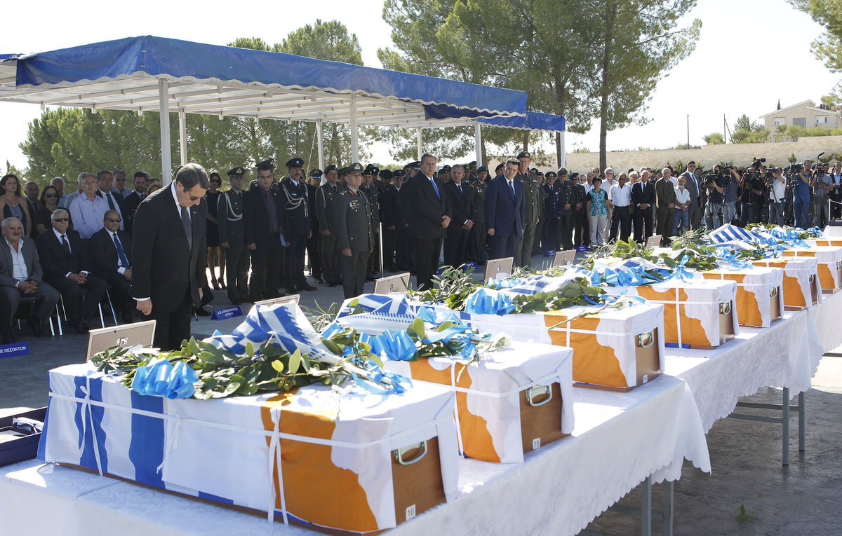 ΝΟΡΑΤΛΑΣ. Δέος και περηφάνια αντικρίζοντας τα φέρετρα της τιμής ενός έθνους αλλά και τους ζωντανούς ήρωες και συγγενείς των αθανάτων.