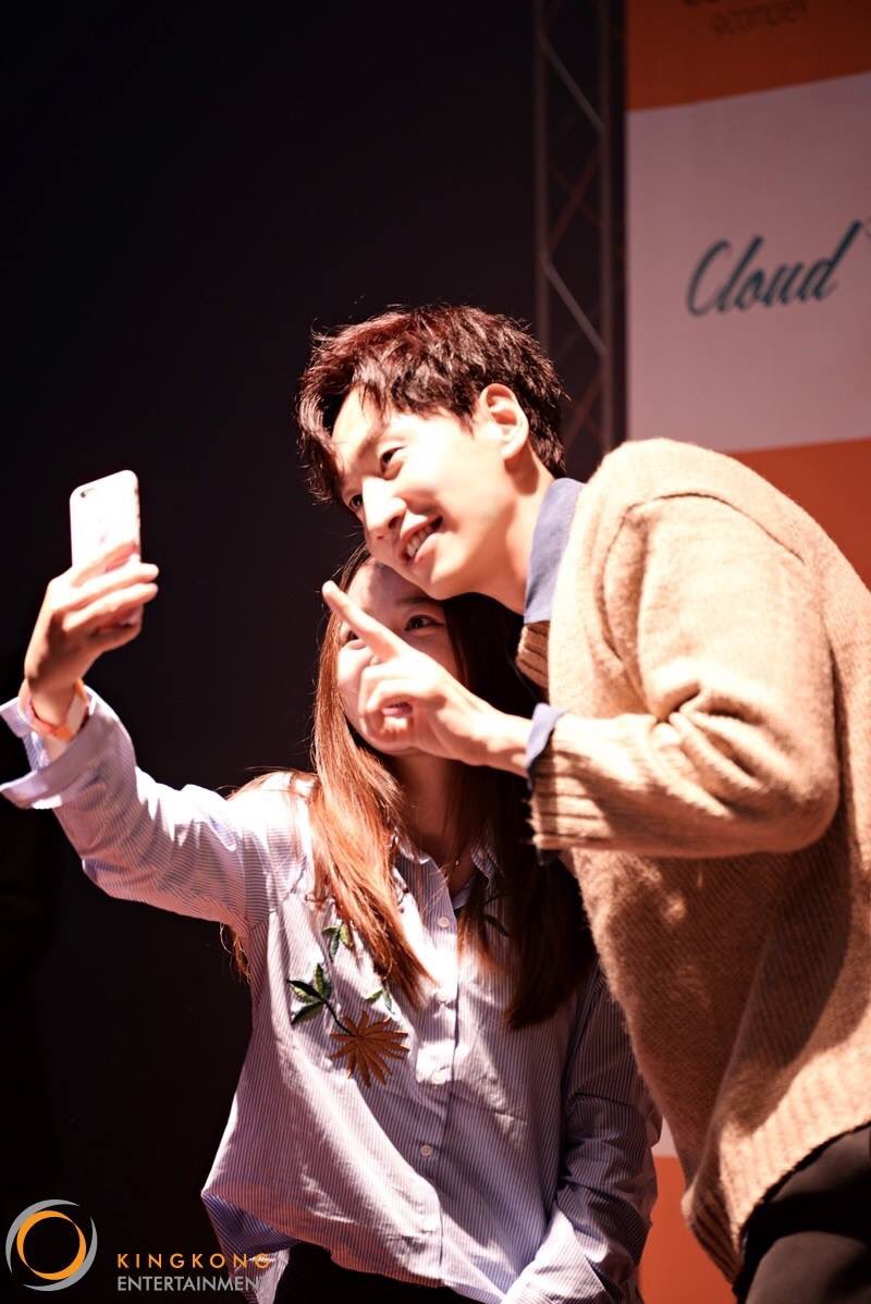 KSRepublicHK's tweet photo. 161004 (2/2)
Kwang Soo attended a sign event in Seoul last sat (1 Oct)~ 
Warm smile 😊😊😊
(Cr: kingkongent)
#LeeKwangSoo https://t.co/xsMcR9f73x