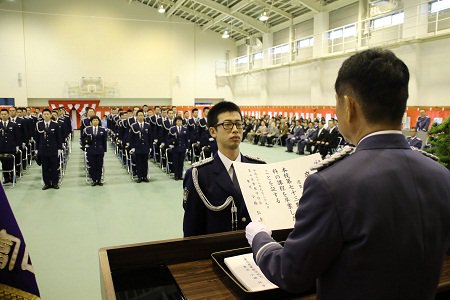 富山県警察 警察学校です 第73期初任科短期課程卒業式の挙行 9月29日警察学校 において第73期初任科短期課程卒業式が挙行され新人警察官59名が第一線である県下警察署に赴任しました