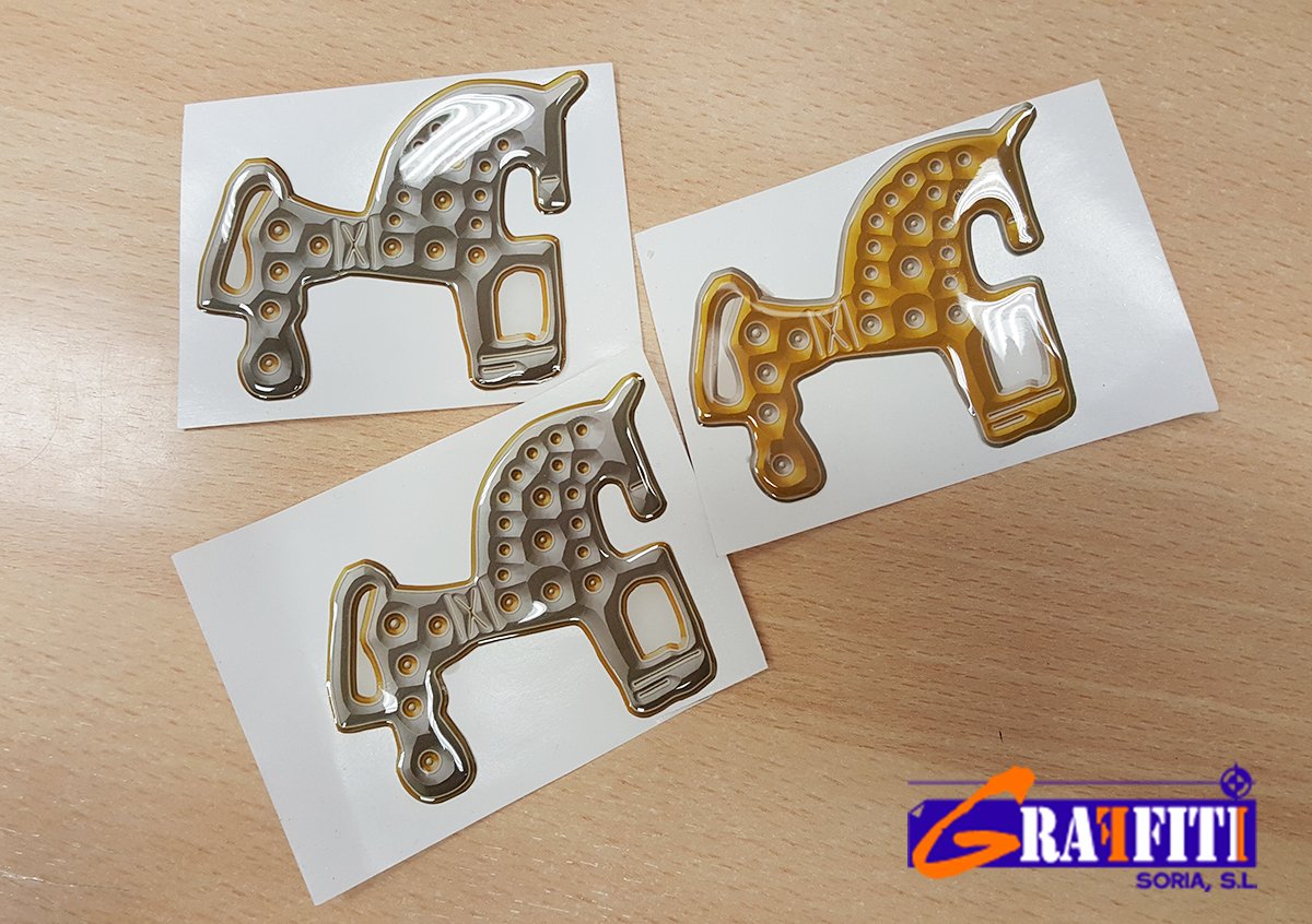 Buenos días! Hoy os traemos un caballito de #Soria hecho con resina para que pegues en la parte trasera de tu coche.Nosotros ya lo llevamos!