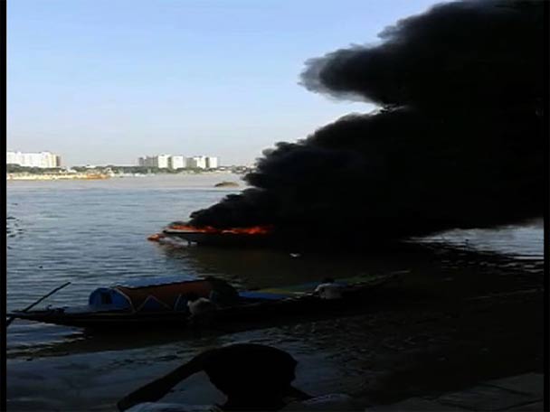 abpanandatv's tweet photo. #NavySpeedBoat #Fire নৌবাহিনীর স্পিড বোটে বিস্ফোরণ, ঘটনাস্থলে দমকলের ২টি ইঞ্জিন https://t.co/T9Y2yvsDbr https://t.co/fVOnMhev9W