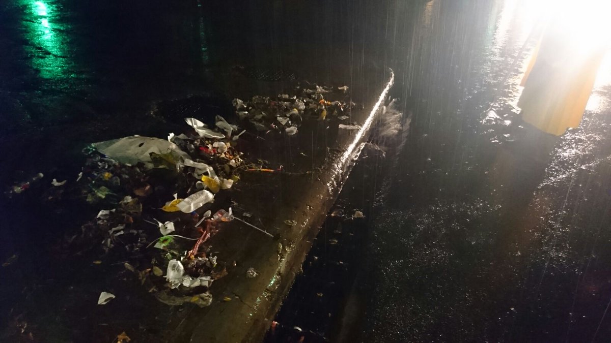 Pedimos a las personas abstenerse de lanzar desperdicios en las calles, nuestros imbornales están tapados y las aguas no fluyen . Mant.Vial.