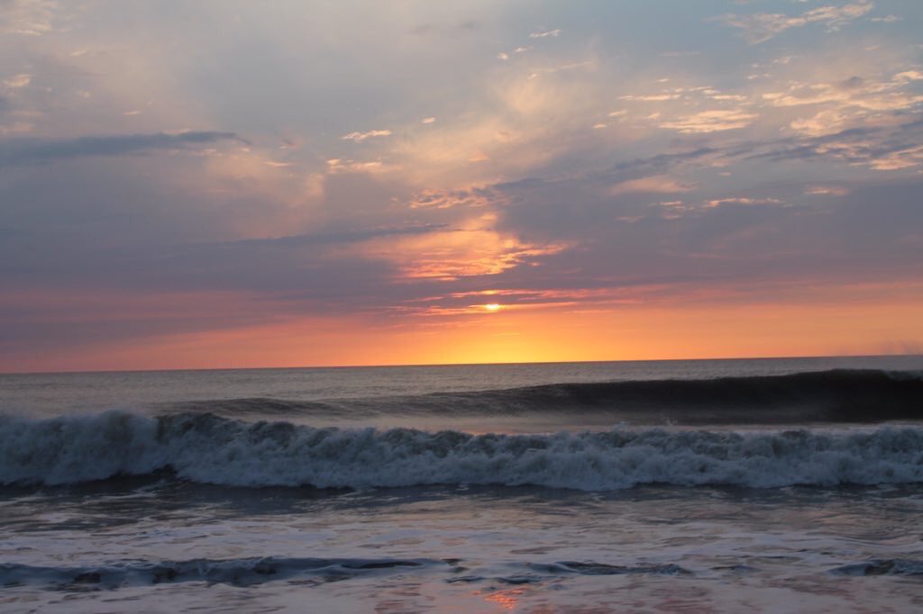 SunsetPorn's tweet photo. The sun kissing the ocean 🌞🌊 https://t.co/WxGYkgzYid
