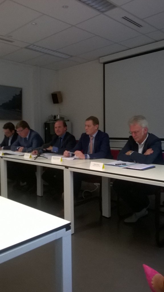 UNIZOvzw's tweet photo. @karelvaneetvelt tijdens persconferentie: "Niet blind kijken naar diploma's maar naar competenties." #focusoptalent https://t.co/NKdhMR8Lmr