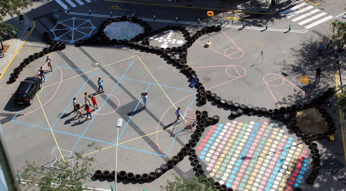 This used to be a busy intersection in Barcelona. Now it's a playground. nyti.ms/2dnUl7P