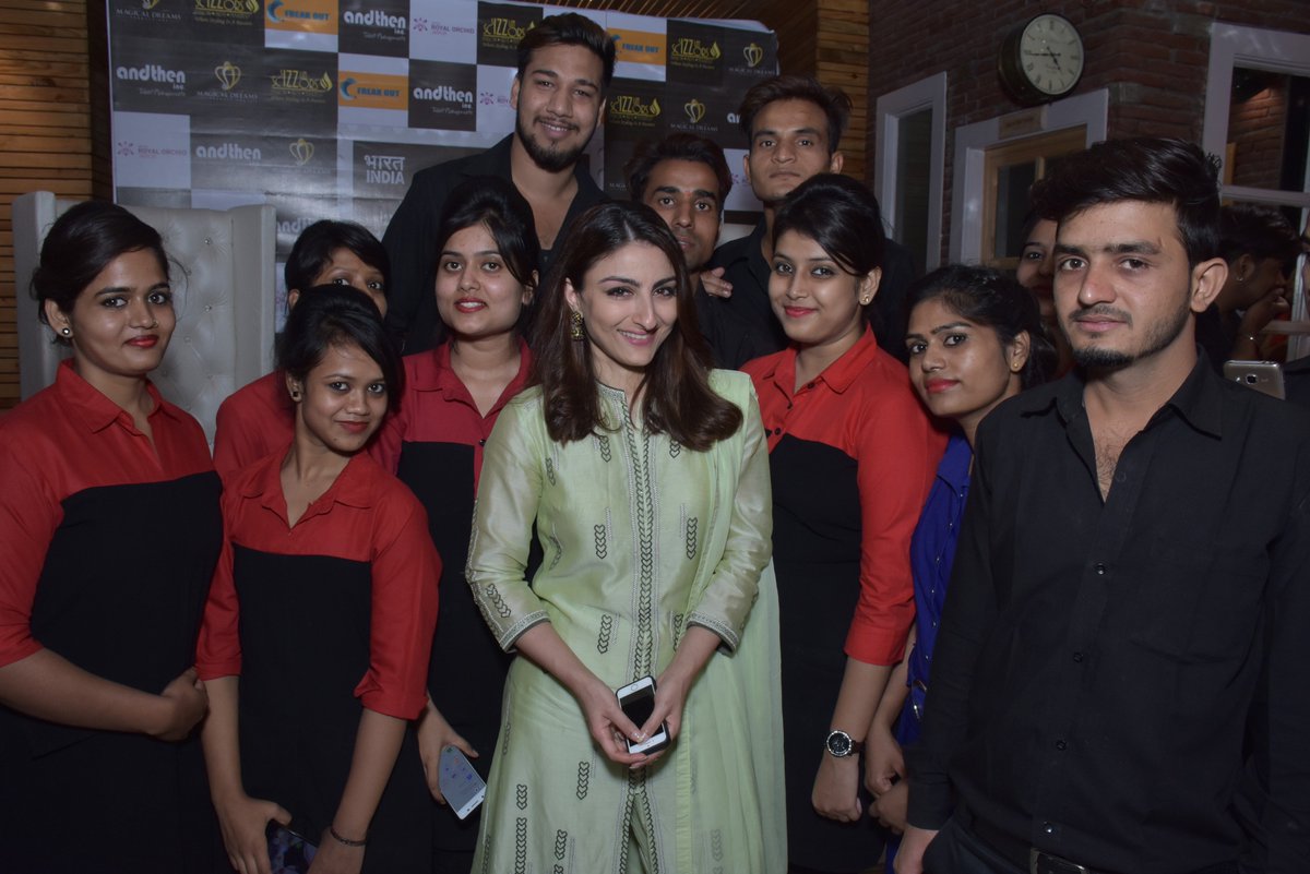 Met #SohaAliKhanPataudi,the regal heiress and most celebrated Bollywood celebrity at #SizzlinScizzors to promote her upcoming movie #31 Oct