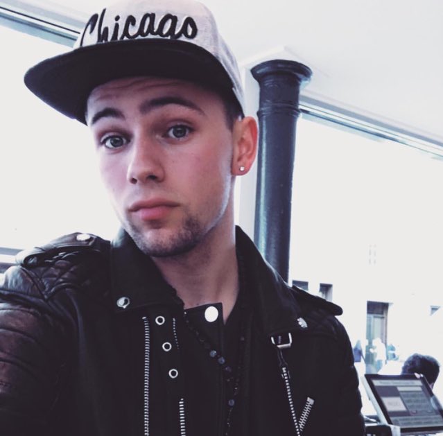 bestpicsofaus's tweet image. he looks so good in this leather jacket damn son