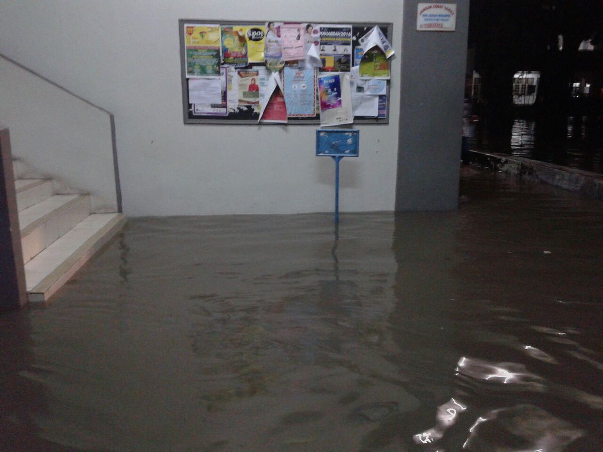 AgendaSOLO's tweet photo. Banjir merendam kawasan Pabelan UMS dan Laweyan malam ini. Air sudah surut dibeberapa lokasi https://t.co/XMR6N4t5DO