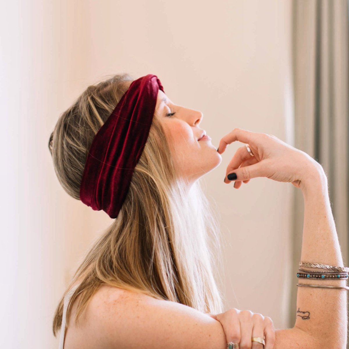 ROMAGArgentina's tweet photo. #Accesories Te animás a este tipo de vincha? Es la opción preferida de las hermanas Olsen y le dan un toque chic a tu look! 💋 https://t.co/z7fMKMyxSu