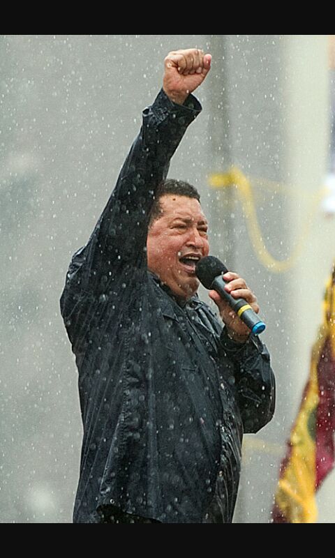 JacquelinePSUV's tweet photo. Con este día llega un hermoso recuerdo,el Cmdte. junto a su pueblo fue bendecido por la torrencial lluvia d aquel 4-O #ChávezLluviaDePueblo https://t.co/NfFqmlg091