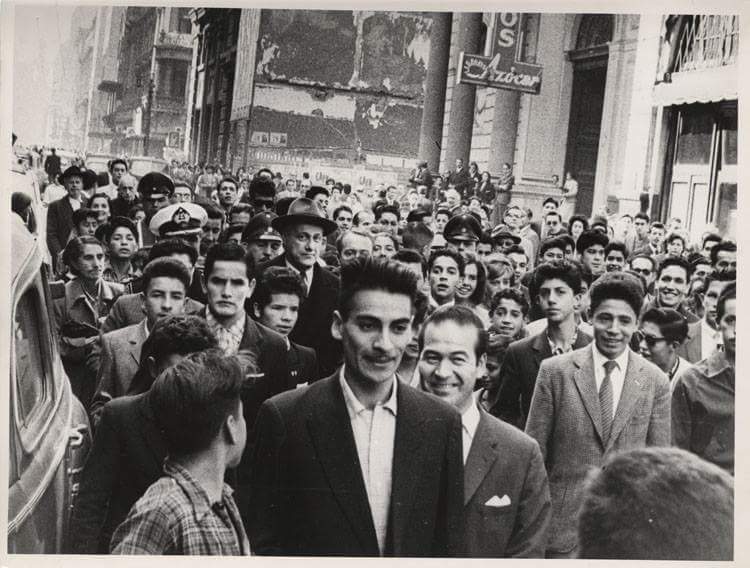 Hubo una época en que los presidentes eran un ciudadanos que llegaban caminando a La Moneda ( 1958 ).