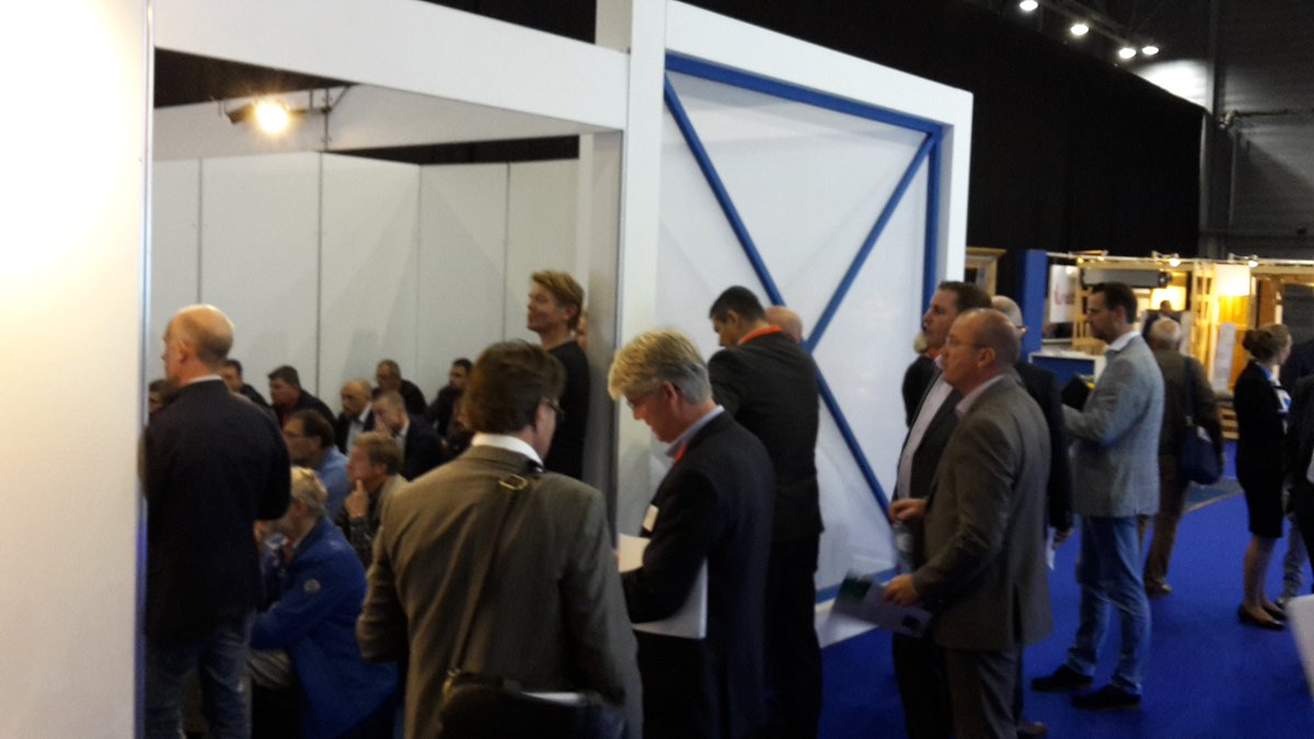 PlatformWP's tweet image. Het #warmtepomp-uurtje is ook dit jaar weer een succes; mensen staan buiten om mee te luisteren! Kom morgen ook. @Energievakbeurs #succes