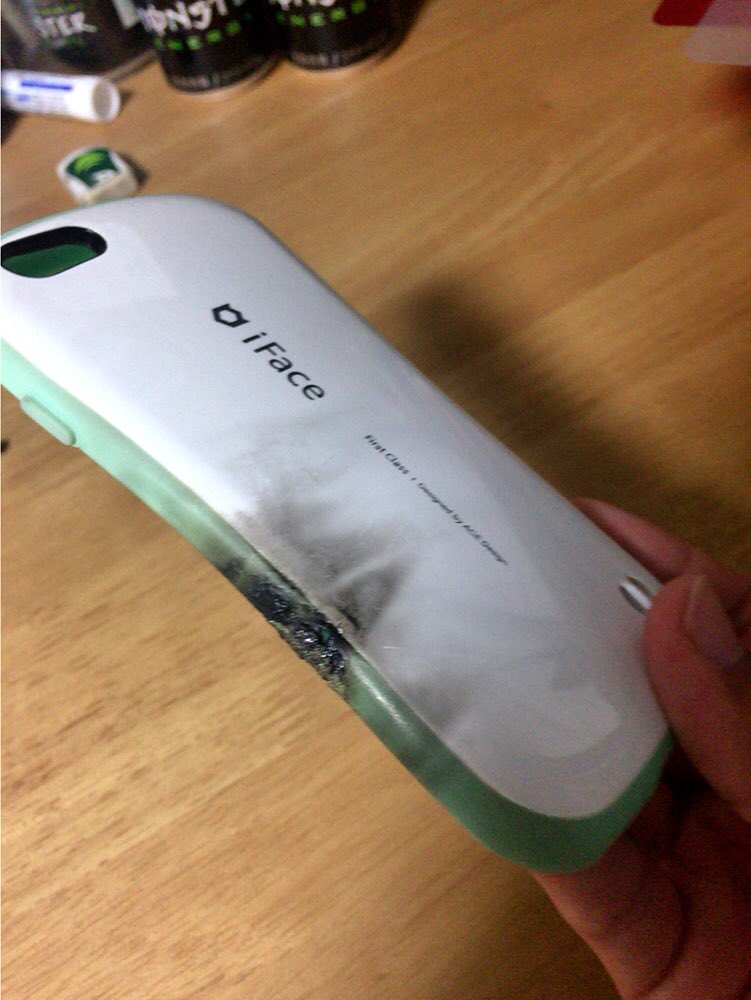 これもこーゆーのやりたくて、でもアプリで加工してるってことは知らずにライターで炙ったら普通にこげた。
おれのiFaceかえして。。。

#溶けちゃった じゃなくて
#焦げちゃった