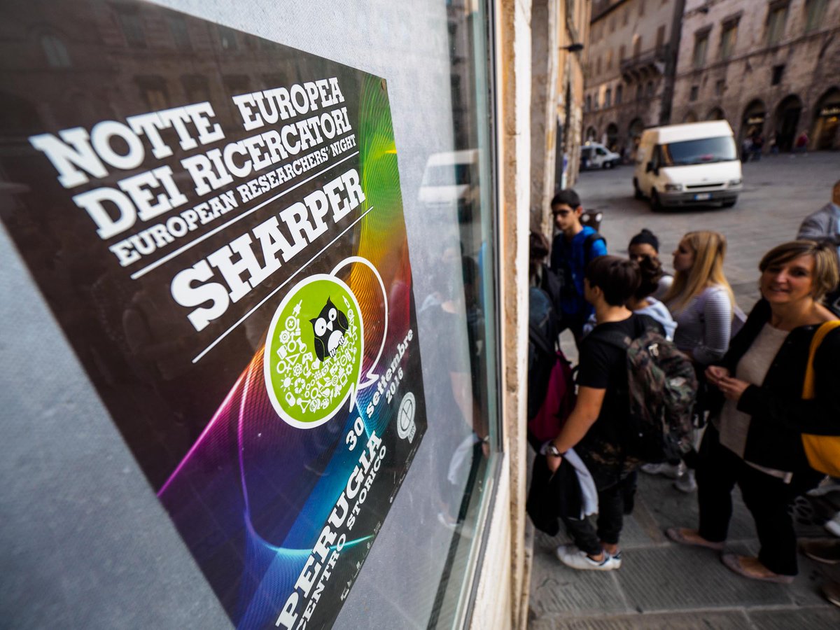 francyguancy's tweet photo. il racconto fotografico di Marco Giugliarelli #sharpernight #ERN16 #perugia https://t.co/Lw2XadpVLN https://t.co/4YUEHe3Oql