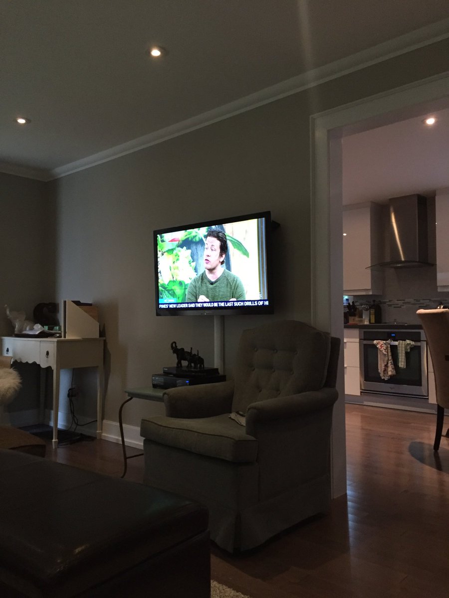 llbeingchristy's tweet image. Hello @jamieoliver thank you for bringing your fight to Canada! Xo #superfood #cookingsmart