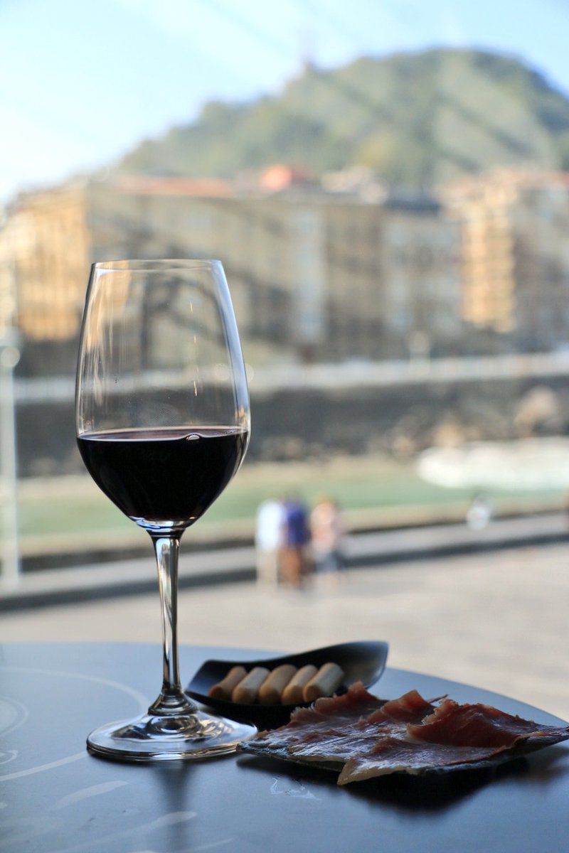 Degustar un jamón puro bellota Piezas Nobles del Sur y un Reserva de Heras Cordón frente al mar. Sin palabras. #ssg16